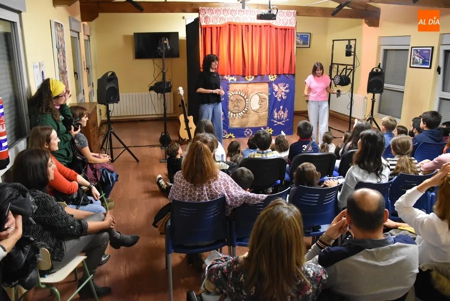 Foto 3 - Llenazo en el arranque con Al&uacute;a Teatro de las &lsquo;Aventuras en Igualdad&rsquo;