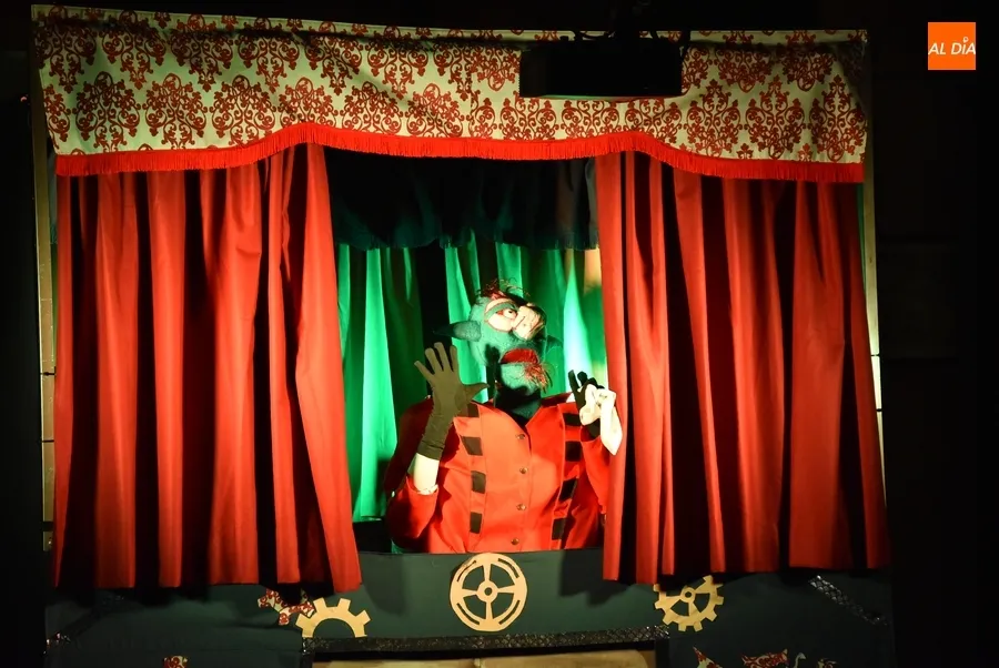 Foto 10 - Llenazo en el arranque con Al&uacute;a Teatro de las &lsquo;Aventuras en Igualdad&rsquo;