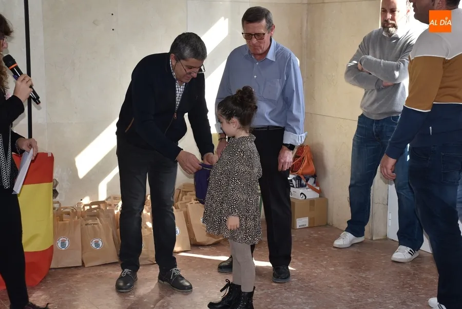 Foto 7 - Distinguidos cerca de una treintena de criadores en la clausura del 12&ordm; Concurso Ornitol&oacute;gico