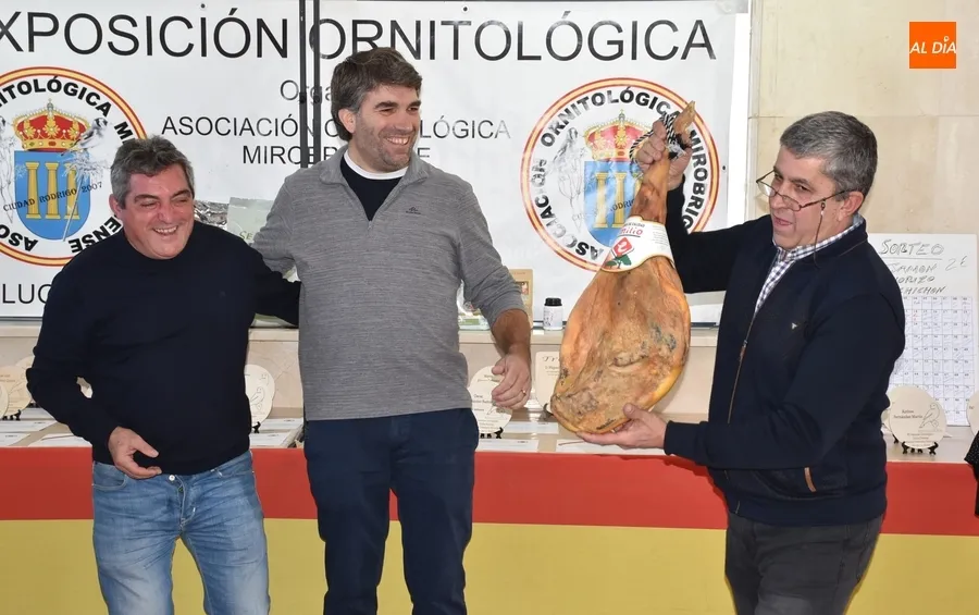 Foto 9 - Distinguidos cerca de una treintena de criadores en la clausura del 12&ordm; Concurso Ornitol&oacute;gico
