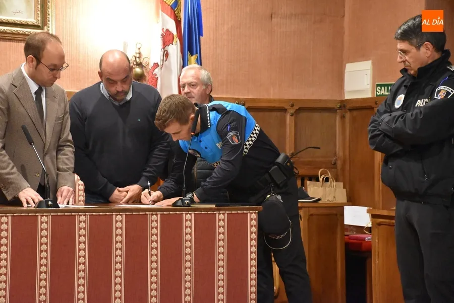 Foto 4 - Promete su cargo un nuevo agente de la Polic&iacute;a Local de Ciudad Rodrigo