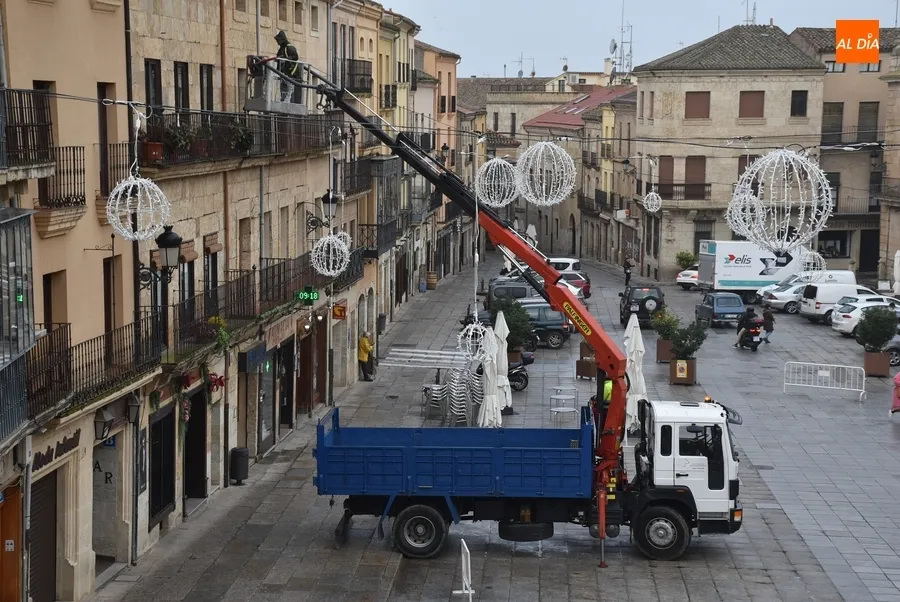 Foto 5 - El cielo de la Plaza Mayor se empieza a cubrir de esferas