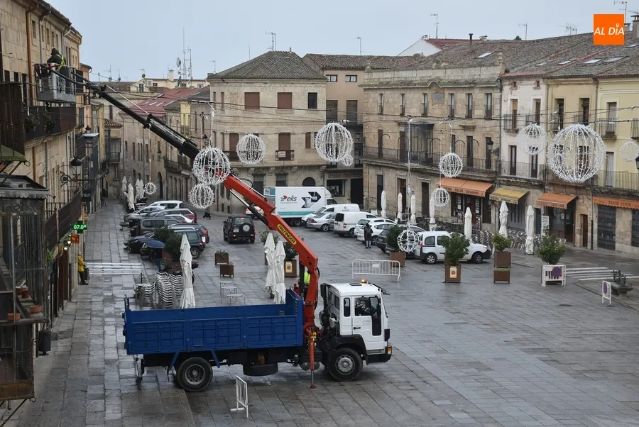 Foto 2 - El cielo de la Plaza Mayor se empieza a cubrir de esferas