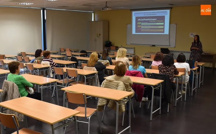 Foto 2 - La enfermera Elena Calvo explica los cuidados que precisan los enfermos de alzheimer