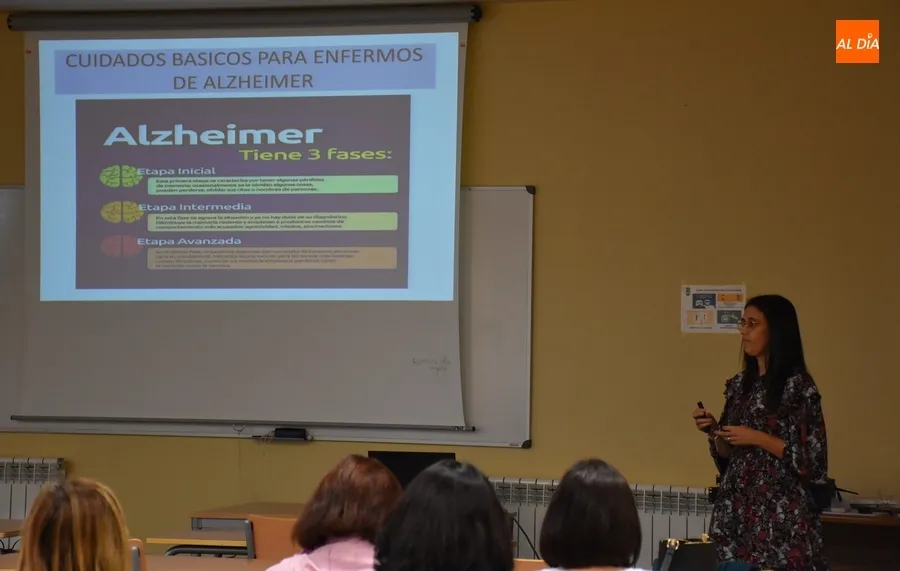 Foto 3 - La enfermera Elena Calvo explica los cuidados que precisan los enfermos de alzheimer