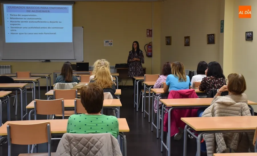 Foto 4 - La enfermera Elena Calvo explica los cuidados que precisan los enfermos de alzheimer