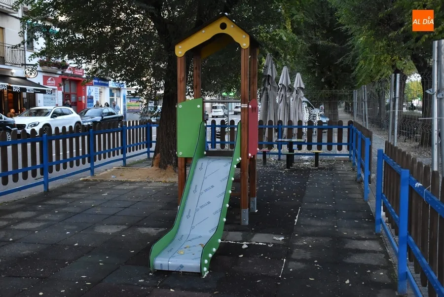 Foto 2 - Un gran dinosaurio pasa a dominar el triple parque infantil de la Avenida de Salamanca