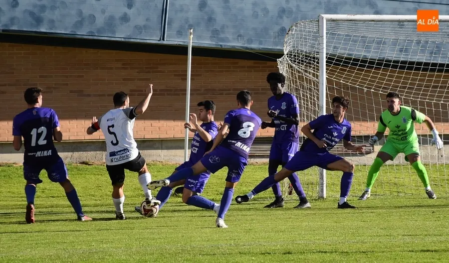 Foto 2 - El Ciudad Rodrigo resuelve en el 1&ordm; tiempo ante la Bovedana y se sit&uacute;a a 1 punto del l&iacute;der