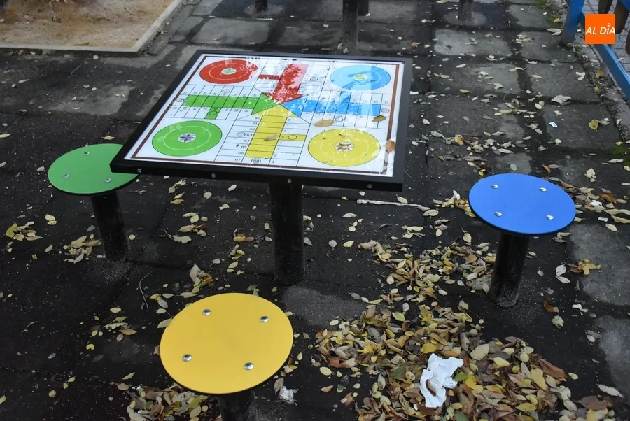 Foto 3 - Un gran dinosaurio pasa a dominar el triple parque infantil de la Avenida de Salamanca
