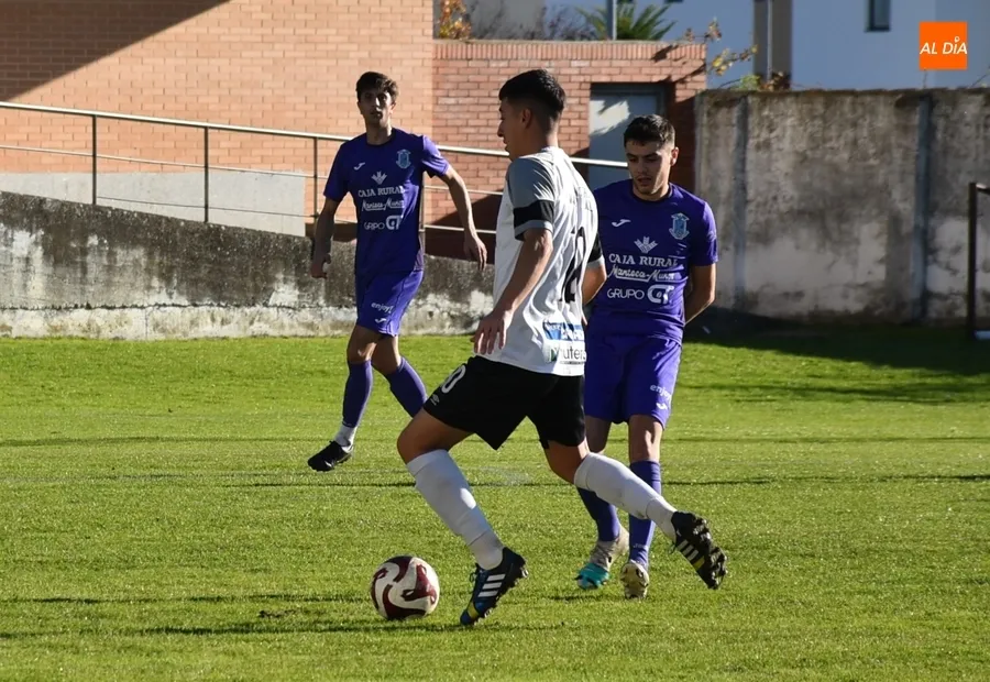 Foto 5 - El Ciudad Rodrigo resuelve en el 1&ordm; tiempo ante la Bovedana y se sit&uacute;a a 1 punto del l&iacute;der
