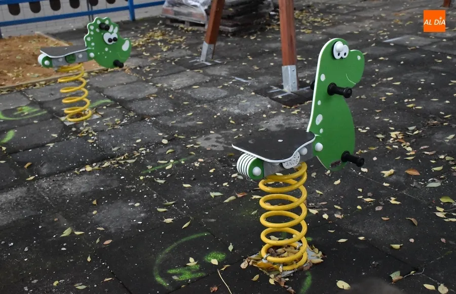 Foto 5 - Un gran dinosaurio pasa a dominar el triple parque infantil de la Avenida de Salamanca