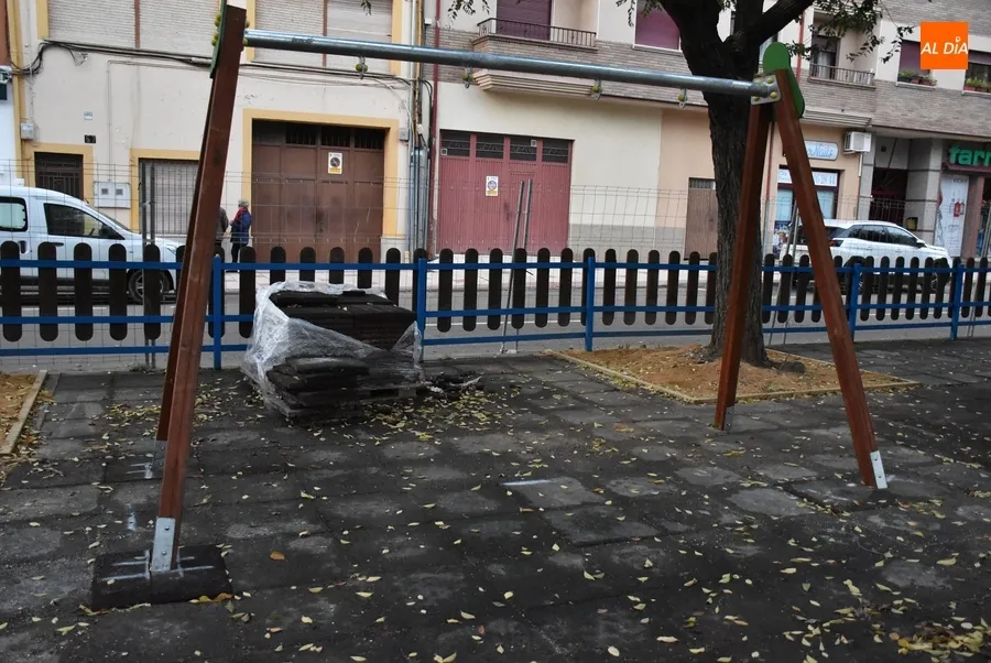 Foto 6 - Un gran dinosaurio pasa a dominar el triple parque infantil de la Avenida de Salamanca