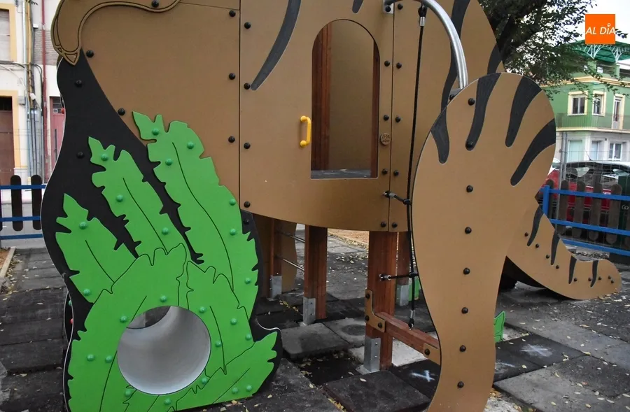 Foto 7 - Un gran dinosaurio pasa a dominar el triple parque infantil de la Avenida de Salamanca