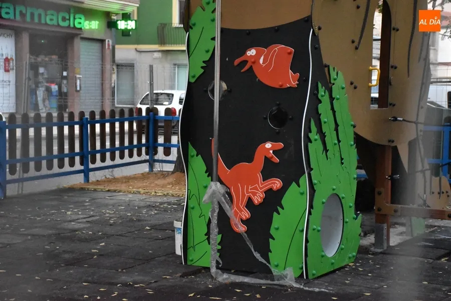 Foto 8 - Un gran dinosaurio pasa a dominar el triple parque infantil de la Avenida de Salamanca