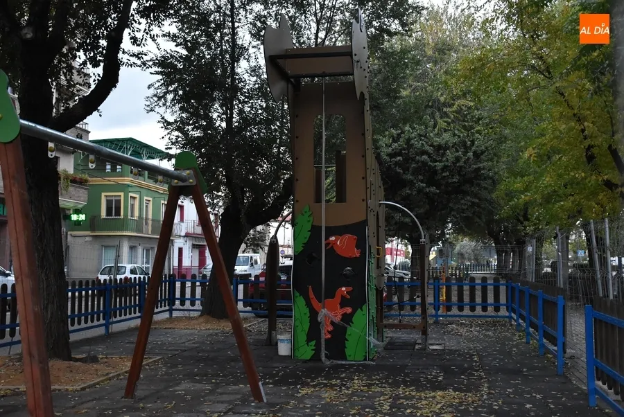 Foto 9 - Un gran dinosaurio pasa a dominar el triple parque infantil de la Avenida de Salamanca