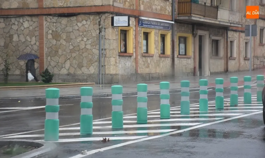 Foto 2 - Los bolardos sustituyen a las &lsquo;new jersey&rsquo; en la Avenida de Espa&ntilde;a