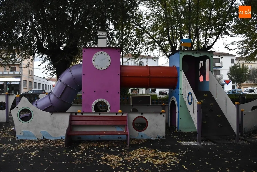 Foto 11 - Un gran dinosaurio pasa a dominar el triple parque infantil de la Avenida de Salamanca