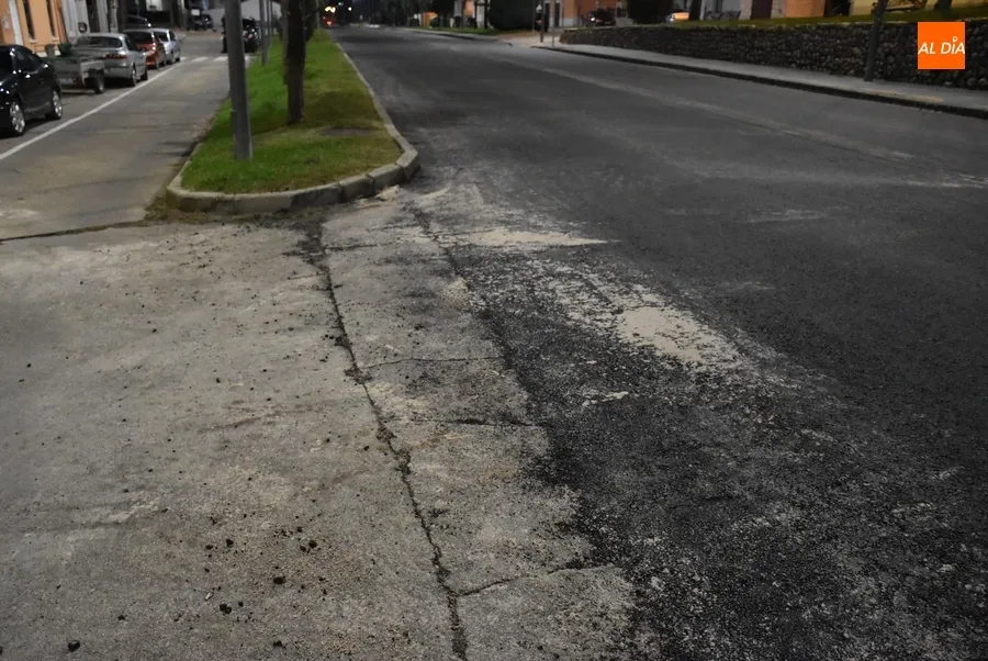 Foto 3 - El asfaltado va m&aacute;s all&aacute; de lo fresado llegando a la altura de la calle Acueducto