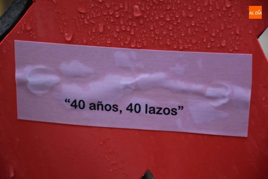 Foto 4 - Cruz Roja invita con 40 lazos rojos a reflexionar sobre el VIH coincidiendo con su D&iacute;a Mundial