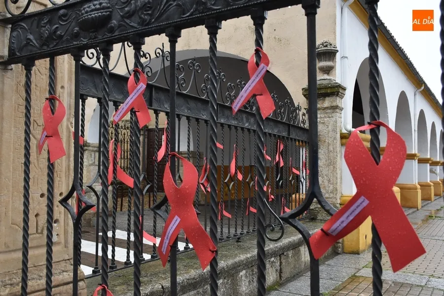 Foto 5 - Cruz Roja invita con 40 lazos rojos a reflexionar sobre el VIH coincidiendo con su D&iacute;a Mundial
