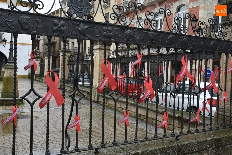 Foto 6 - Cruz Roja invita con 40 lazos rojos a reflexionar sobre el VIH coincidiendo con su D&iacute;a Mundial
