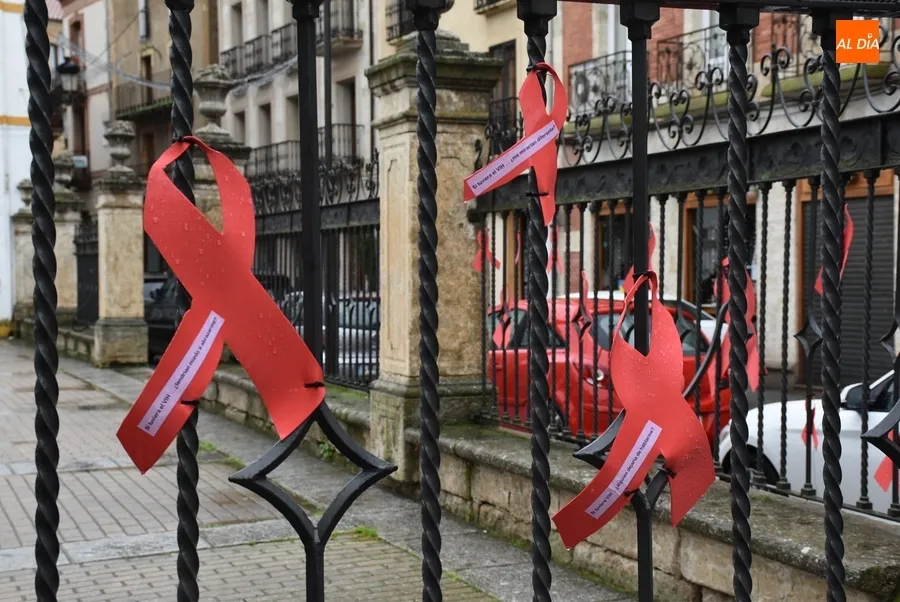 Foto 7 - Cruz Roja invita con 40 lazos rojos a reflexionar sobre el VIH coincidiendo con su D&iacute;a Mundial