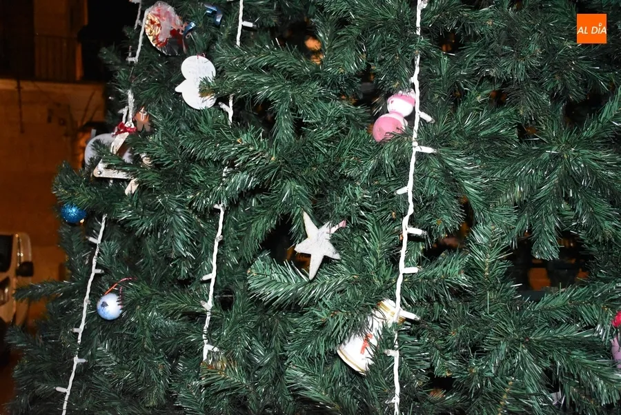 Foto 4 - Plantado el &aacute;rbol navide&ntilde;o de la calle Madrid con sus adornos de vuelta