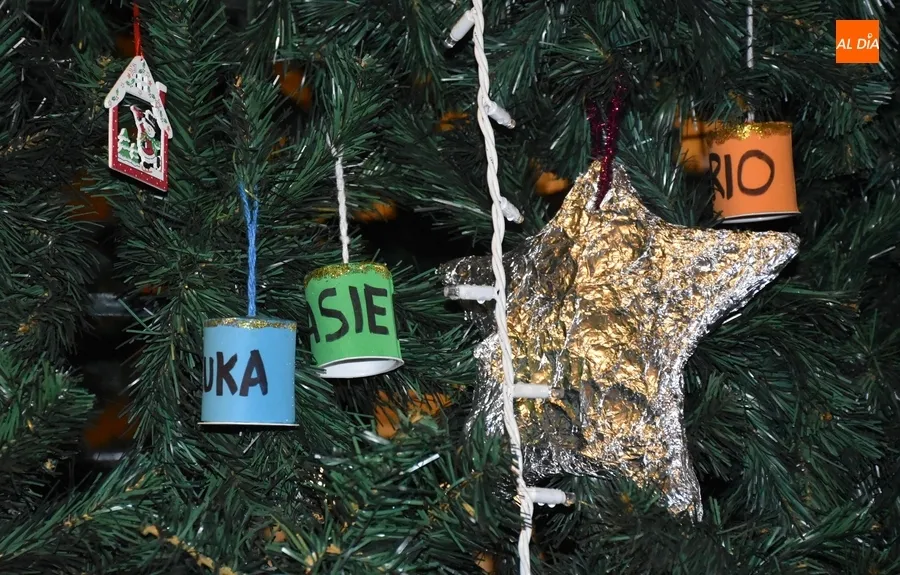 Foto 5 - Plantado el &aacute;rbol navide&ntilde;o de la calle Madrid con sus adornos de vuelta