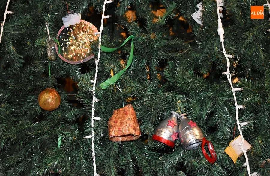 Foto 6 - Plantado el &aacute;rbol navide&ntilde;o de la calle Madrid con sus adornos de vuelta