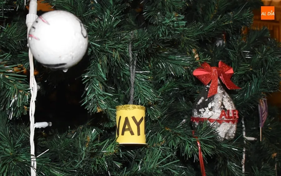 Foto 7 - Plantado el &aacute;rbol navide&ntilde;o de la calle Madrid con sus adornos de vuelta