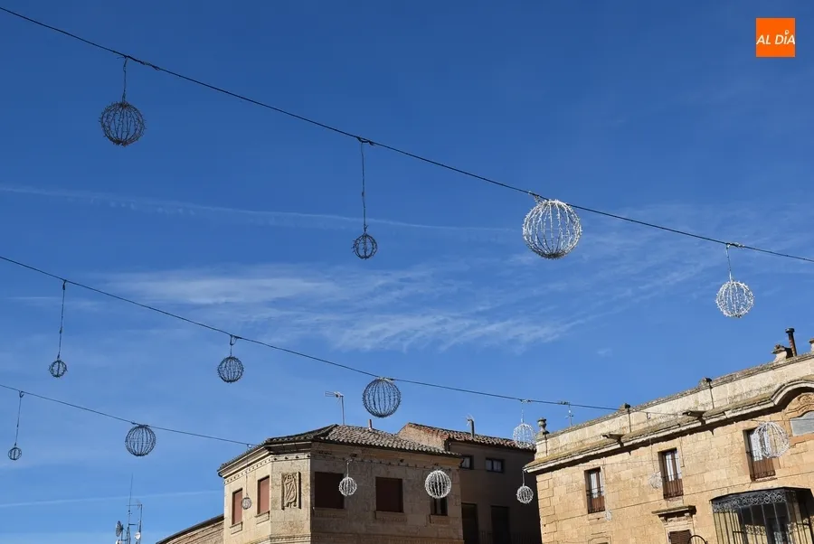 Foto 2 - En marcha la ampliaci&oacute;n del cielo navide&ntilde;o de la Plaza Mayor