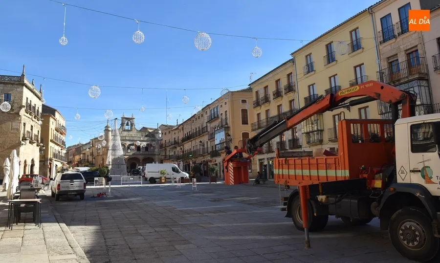 Foto 4 - En marcha la ampliaci&oacute;n del cielo navide&ntilde;o de la Plaza Mayor