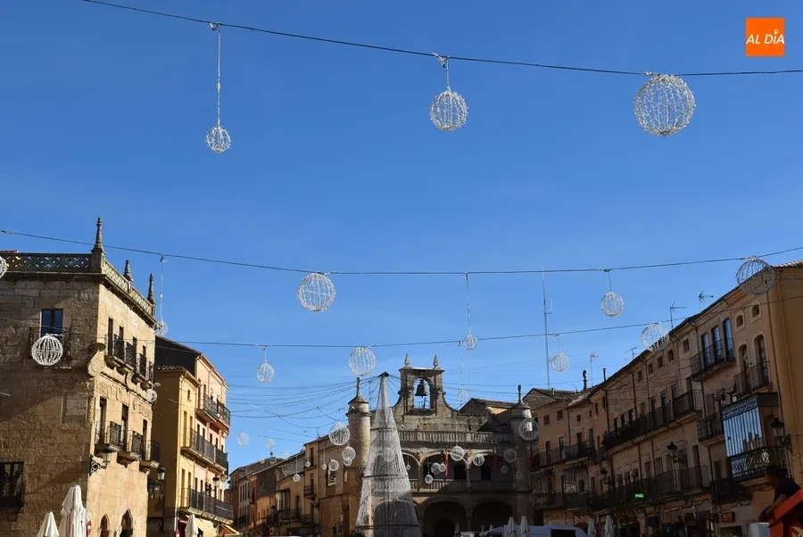 Foto 5 - En marcha la ampliaci&oacute;n del cielo navide&ntilde;o de la Plaza Mayor