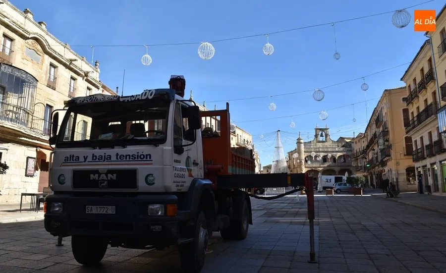 Foto 6 - En marcha la ampliaci&oacute;n del cielo navide&ntilde;o de la Plaza Mayor