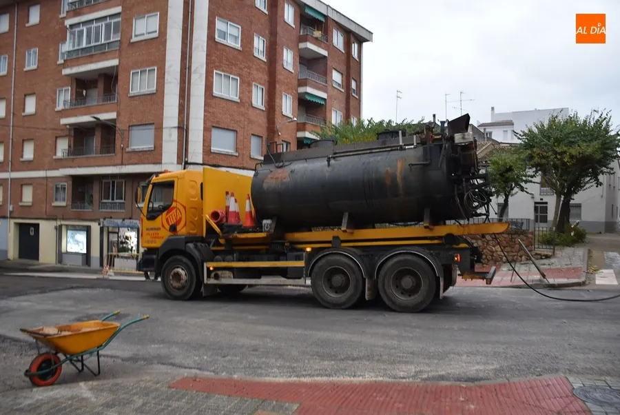 Foto 3 - Reanudado cuatro semanas despu&eacute;s el asfaltado de la Avenida de B&eacute;jar