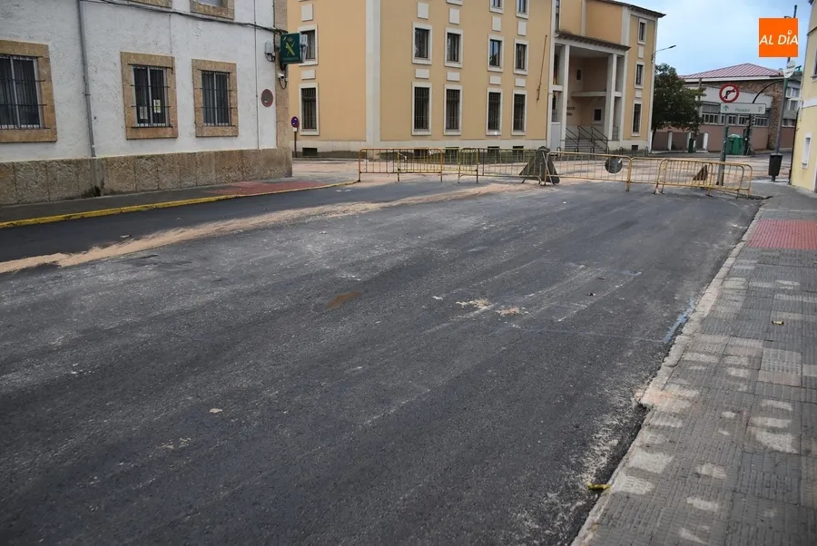 Foto 4 - Reanudado cuatro semanas despu&eacute;s el asfaltado de la Avenida de B&eacute;jar