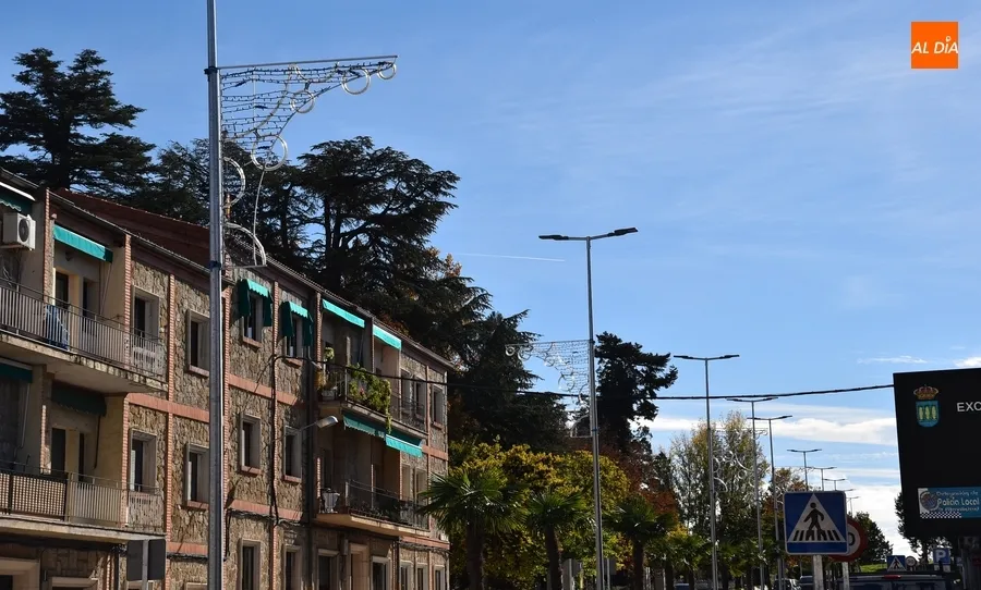 Foto 2 - La reforma de la Avenida de Espa&ntilde;a propicia un cambio en su look navide&ntilde;o