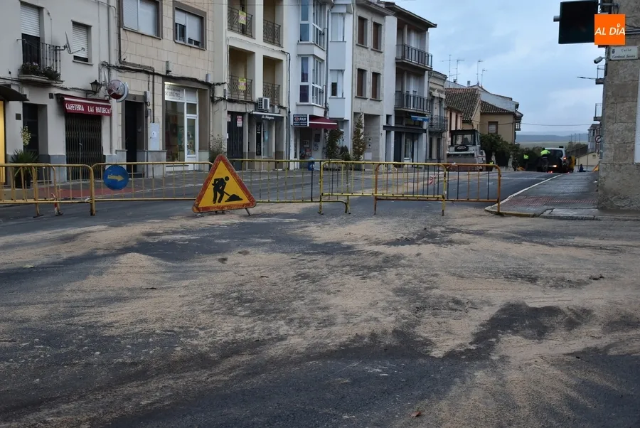 Foto 5 - Reanudado cuatro semanas despu&eacute;s el asfaltado de la Avenida de B&eacute;jar
