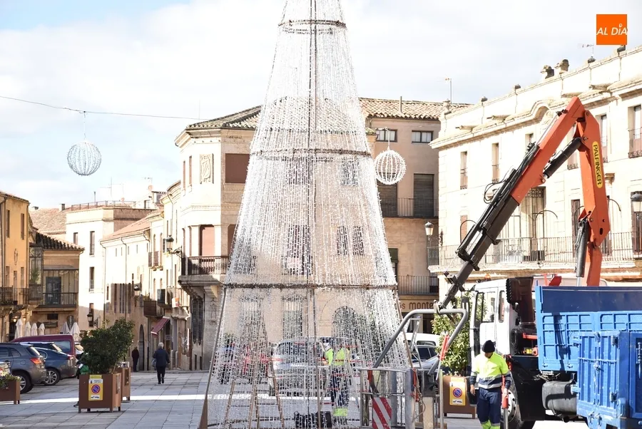 Foto 5 - La Plaza Mayor da la bienvenida, quiz&aacute; por &uacute;ltima vez, a su gran &aacute;rbol de Navidad