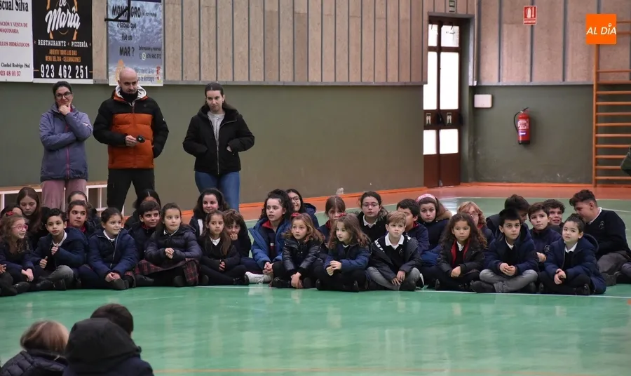 Foto 3 - El barquero Ferr&aacute;n Pacheco empieza a relatar la historia del Puente Mayor a los escolares