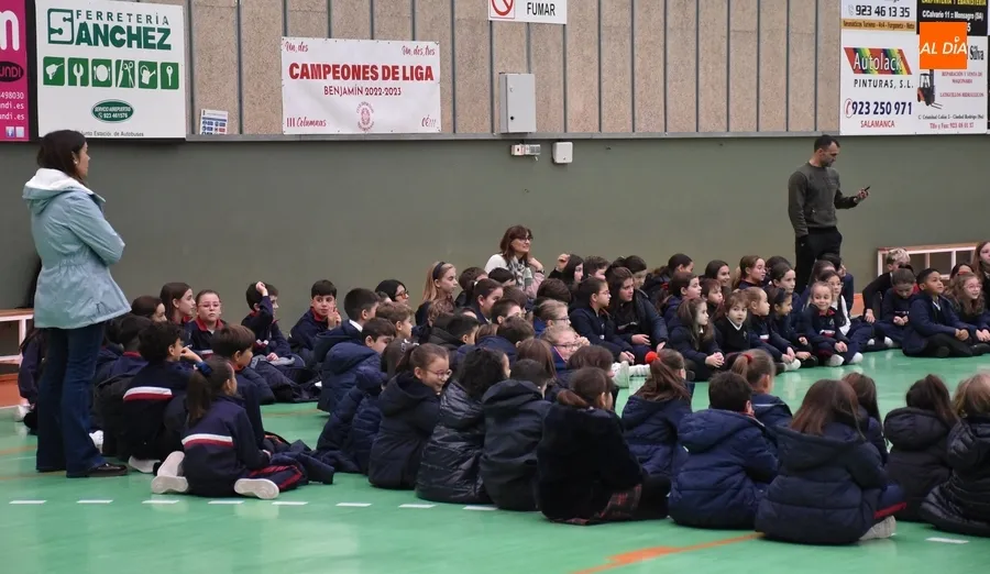 Foto 4 - El barquero Ferr&aacute;n Pacheco empieza a relatar la historia del Puente Mayor a los escolares
