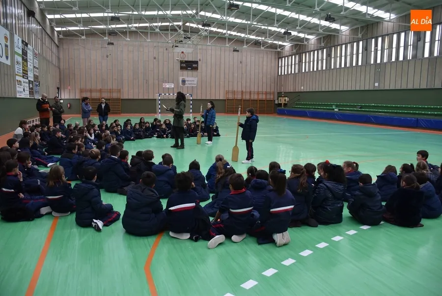 Foto 8 - El barquero Ferr&aacute;n Pacheco empieza a relatar la historia del Puente Mayor a los escolares