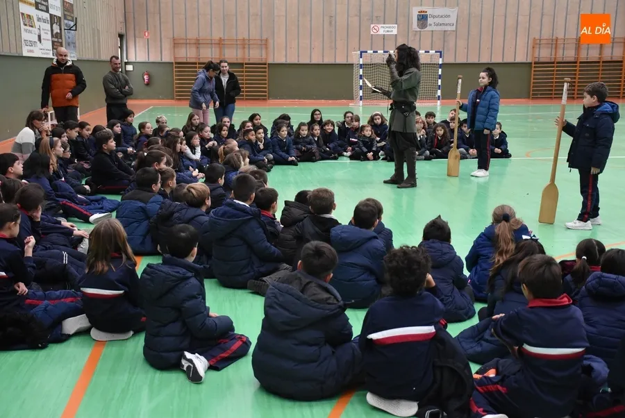 Foto 9 - El barquero Ferr&aacute;n Pacheco empieza a relatar la historia del Puente Mayor a los escolares