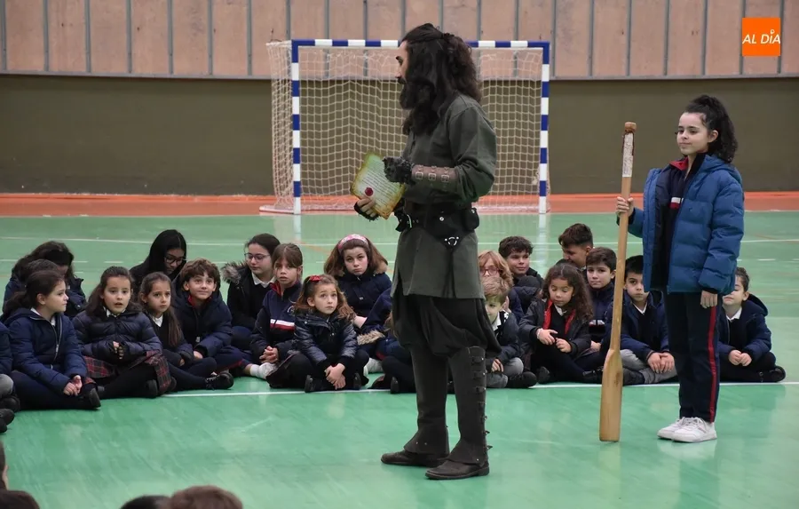 Foto 10 - El barquero Ferr&aacute;n Pacheco empieza a relatar la historia del Puente Mayor a los escolares