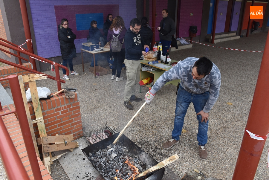 Foto 2 - El Colegio Miróbriga disfruta de una castañada de la mano de su AMPA