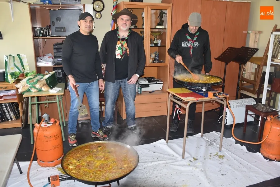 Foto 6 - Ma&ntilde;ana especial para el Grupo Scout nombrando nuevos miembros de honor y restaurando su mural