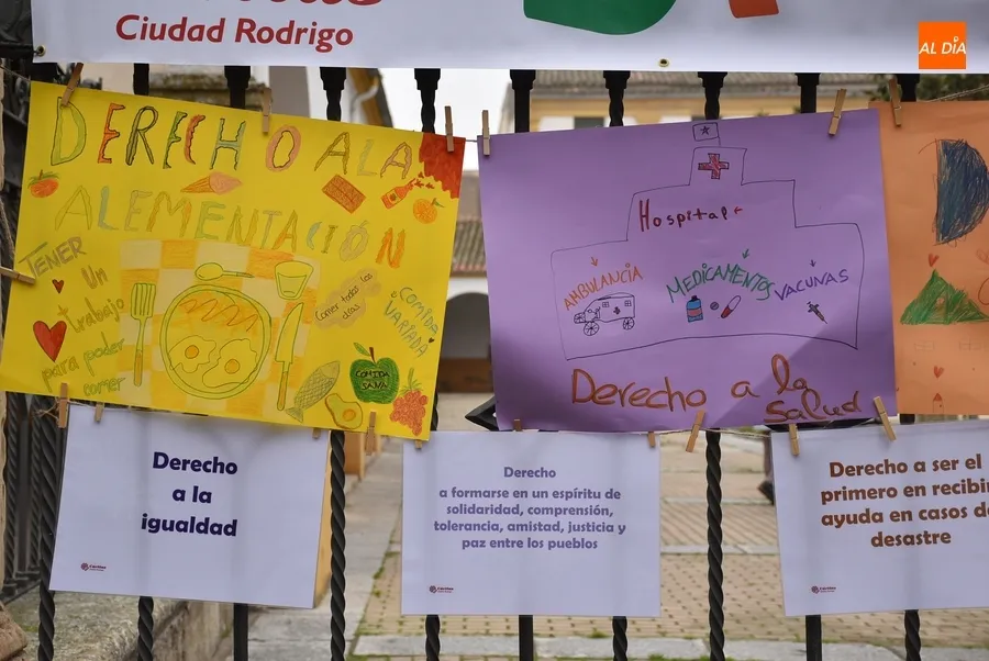 Foto 3 - Los ni&ntilde;os plasman sus pensamientos en la calle con motivo del D&iacute;a Internacional de la Infancia