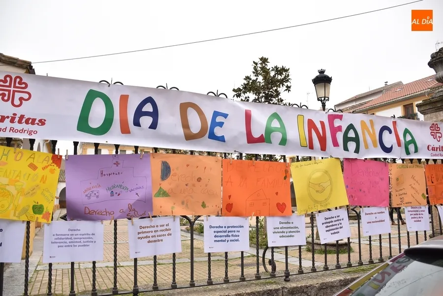Foto 4 - Los ni&ntilde;os plasman sus pensamientos en la calle con motivo del D&iacute;a Internacional de la Infancia