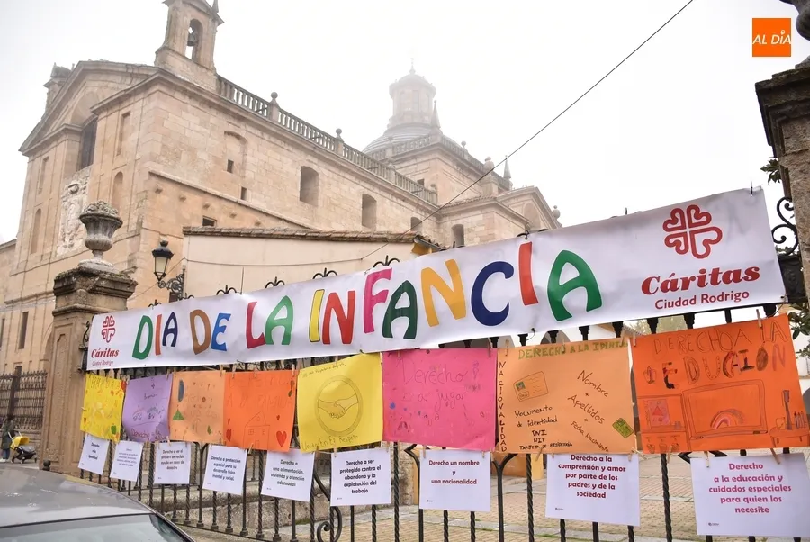Foto 6 - Los ni&ntilde;os plasman sus pensamientos en la calle con motivo del D&iacute;a Internacional de la Infancia