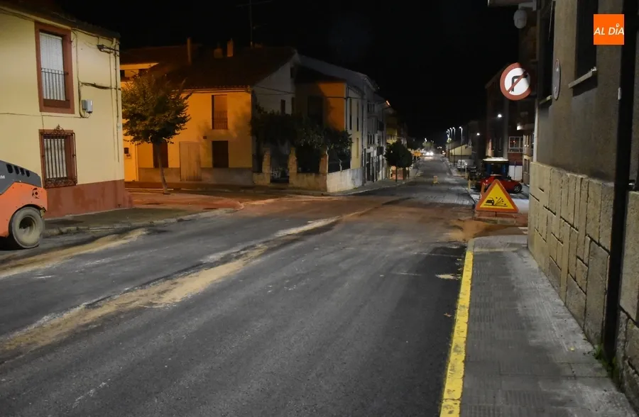 Foto 7 - Reanudado cuatro semanas despu&eacute;s el asfaltado de la Avenida de B&eacute;jar